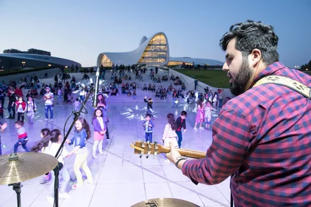 Heydər Əliyev Mərkəzinin parkında konsert təşkil olunub