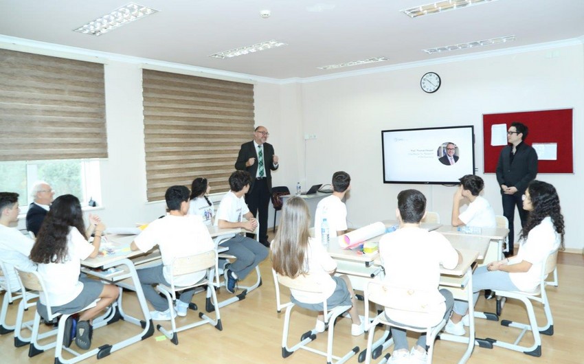 Bakıda keçirilən SME World Forum çərçivəsində şagirdlərə sahibkarlığın ilkin sirləri öyrədilib