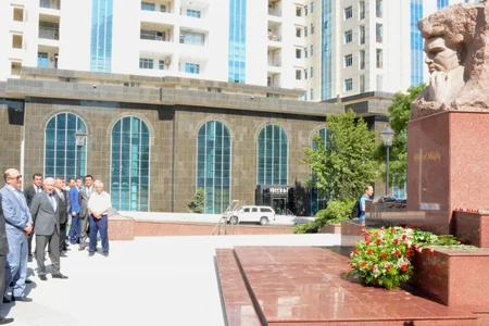 Mikayıl Müşfiqin doğum günündə abidəsi ziyarət olunub