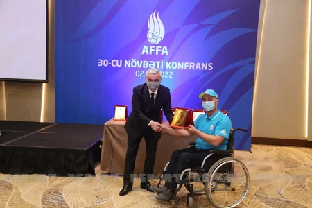 Rövnəq Abdullayev könüllüləri mükafatlandırıb