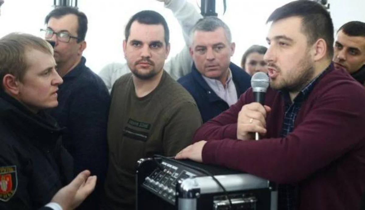 Украинские депутаты устроили массовую драку в городском совете - ВИДЕО