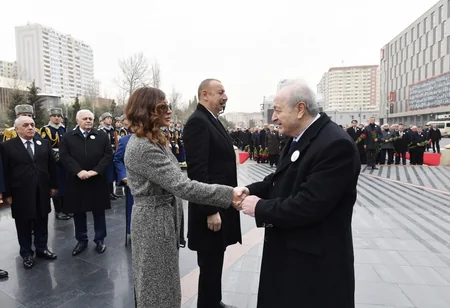 İlham Əliyev və Mehriban Əliyeva Xocalı abidəsini ziyarət edib - YENİLƏNİB