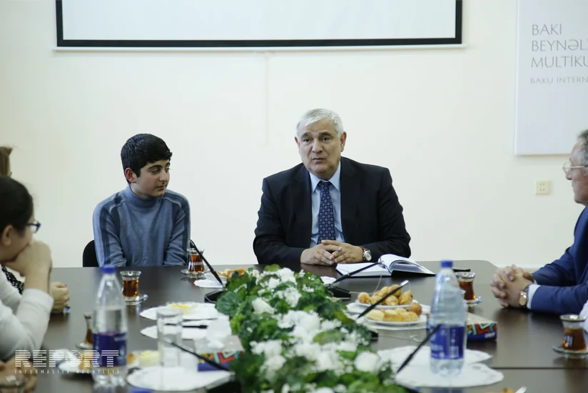 Azərbaycanın dövlət müşaviri Nardaran ziyalıları və məktəbliləri ilə görüşüb