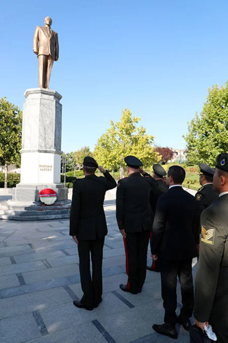 Azərbaycan Ordusunun Baş Qərargah rəisi Ankarada Heydər Əliyev Parkını ziyarət edib