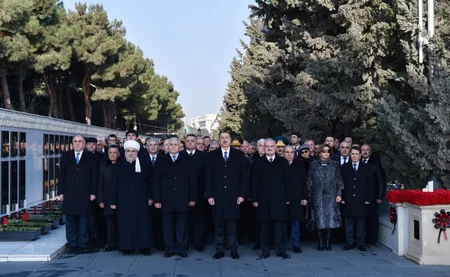 Prezident İlham Əliyev Şəhidlər Xiyabanını ziyarət edib