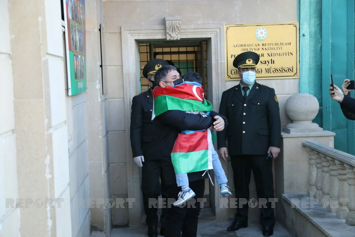 Beş yaşlı uşaq əfv olunan atasını qarşılamağa gəldi 