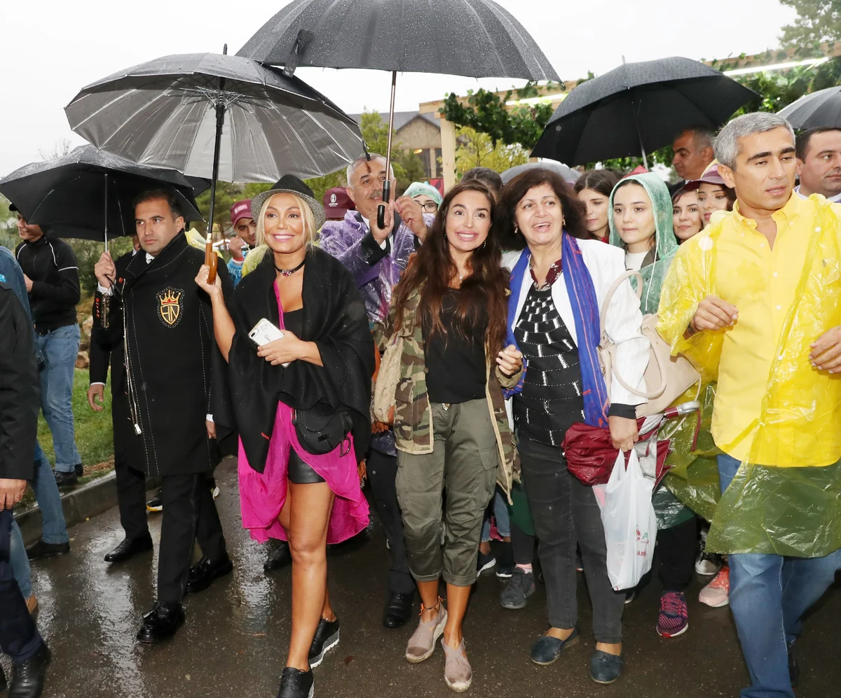 Leyla Əliyeva Üzüm və Şərab Festivalında təşkil edilən pavilyonlarla tanış olub - FOTO