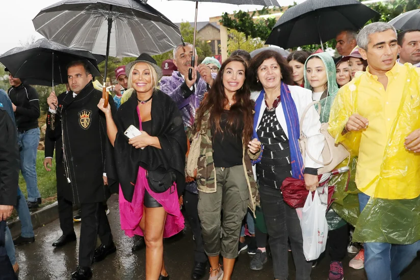 Leyla Əliyeva Üzüm və Şərab Festivalında təşkil edilən pavilyonlarla tanış olub - FOTO