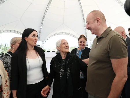 Dövlət başçısı Laçın şəhərinə qayıdan əhali ilə görüşüb, evlərin açarlarını onlara təqdim edib
