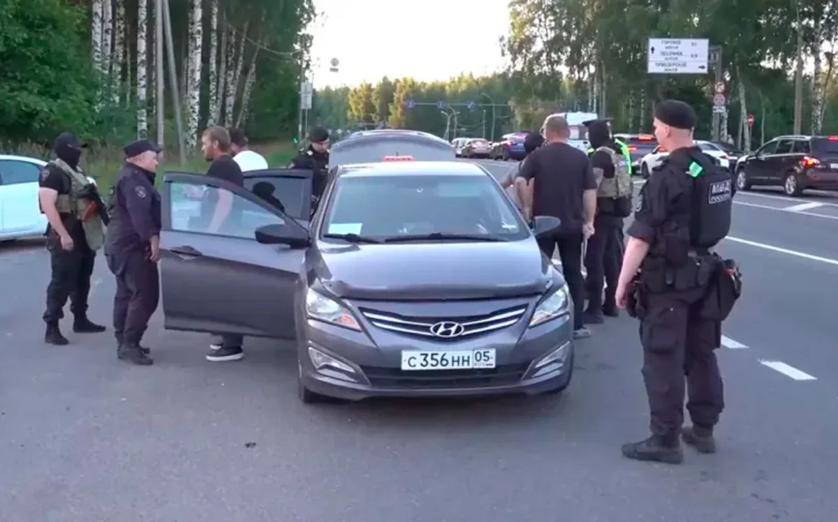 Почти тысячу задержанных в Петербурге мигрантов выдворят из страны