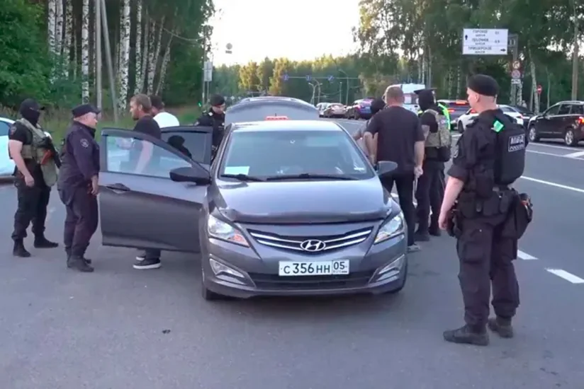 Почти тысячу задержанных в Петербурге мигрантов выдворят из страны