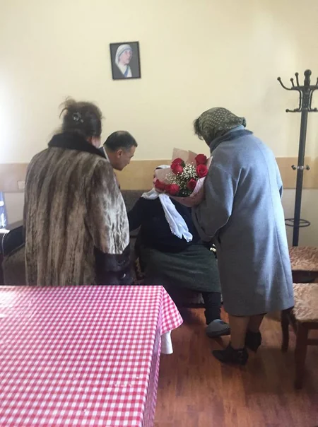 Milli Məclisin deputatları Goranboyda tapılan 102 yaşlı çeçen əsilli qadını ziyarət edib