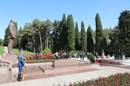 Ümummilli Lider Heydər Əliyevin xatirəsi anılır - FOTOREPORTAJ