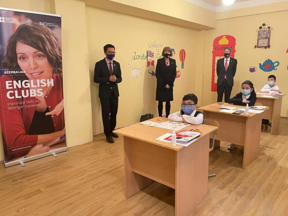 Britaniyalı nazir Müşviqabad qəsəbəsindəki təhsil mərkəzində olub
