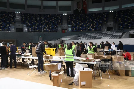 Bakıdan Türkiyəyə yardımın 8-ci günü: Təkcə dünən 21 TIR göndərdik
