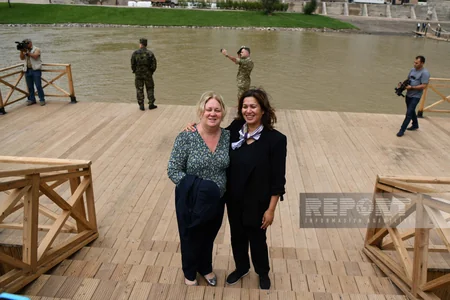 Иностранные дипломаты прогулялись по бульвару в Лачыне