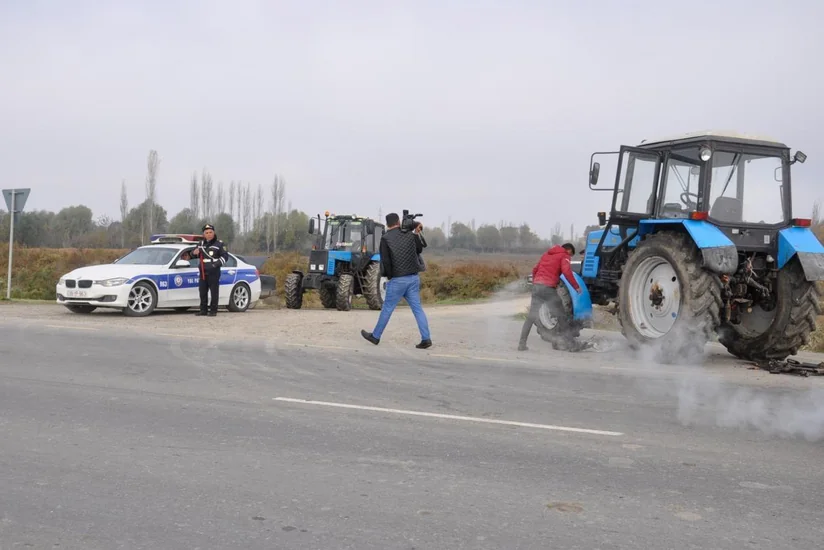 Ağcabədidə yük avtomobili ilə traktor toqquşub, ölən var