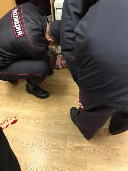 Moskvada tanınmış radiostansiyaya hücum olub, aparıcı boğazından yaralanıb - FOTO