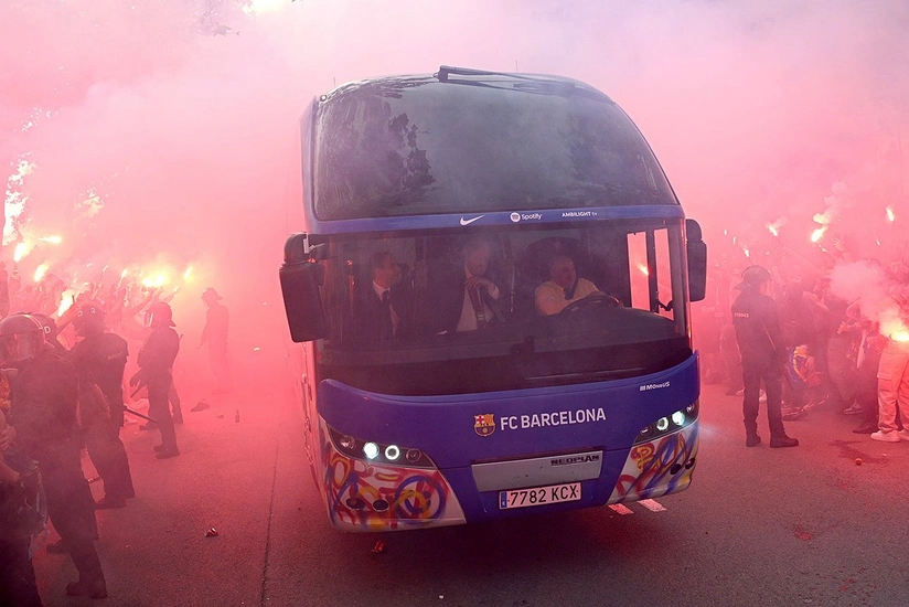Болельщики Барселоны по ошибке атаковали автобус своего футбольного клуба