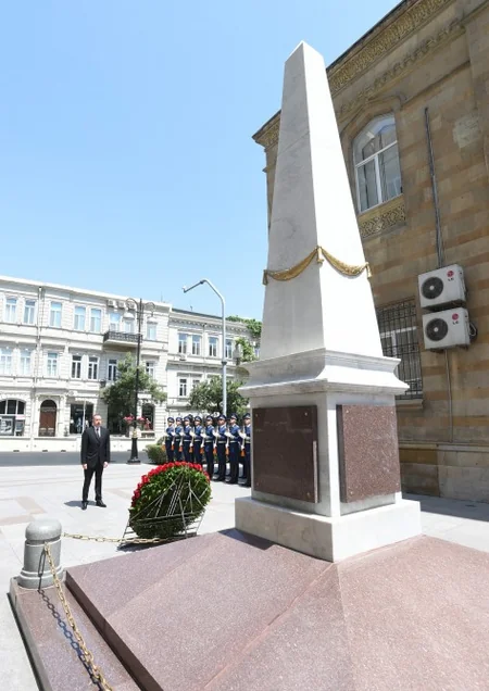 ​Prezident İlham Əliyev Azərbaycan Xalq Cümhuriyyətinin şərəfinə ucaldılmış abidəni ziyarət edib