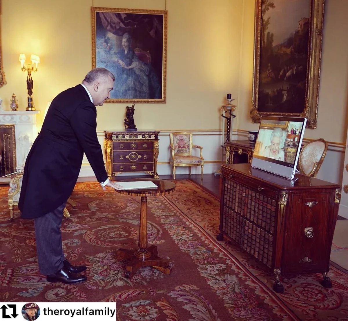 Azerbaijani envoy presents his credentials to UK Queen