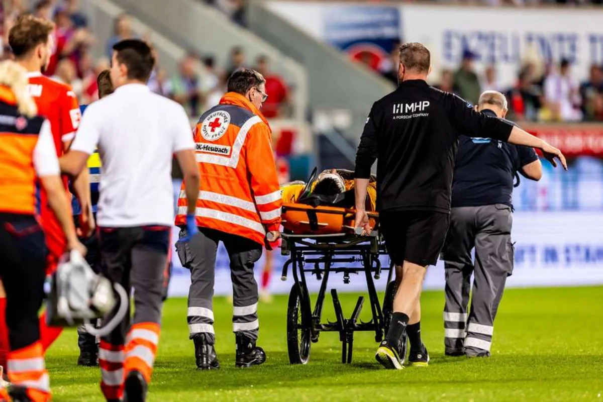 Bundesliqa matçında zədələnən qapıçının beyni silkələnib