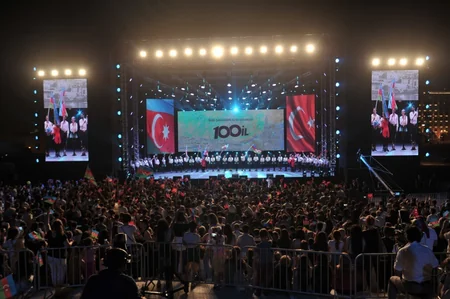 Heydər Əliyev Mərkəzinin parkında Bakının azad edilməsinin 100 illiyi münasibəti ilə konsert olub