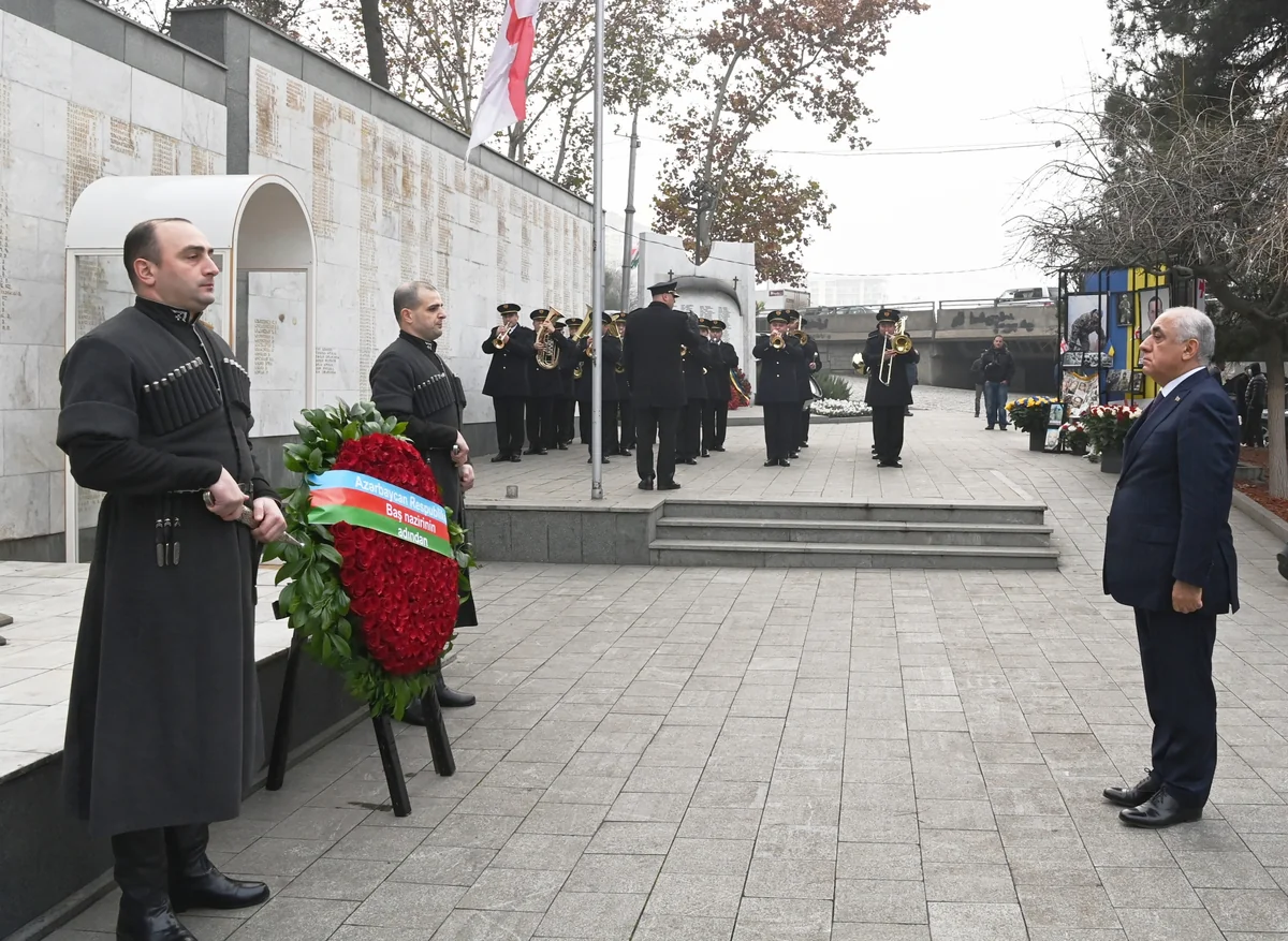 Əli Əsədov Tbilisidə Qəhrəmanlar abidəsini ziyarət edib