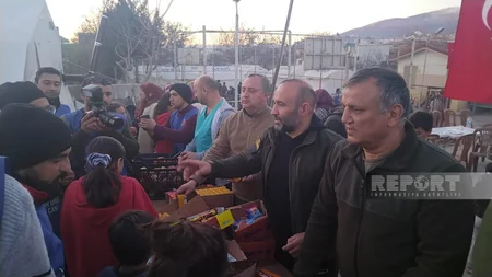 Azərbaycanın könüllü həkimləri ilə iş adamı Kahramanmaraşın daha bir bölgəsində yeməklər paylayıb - YENİLƏNİB