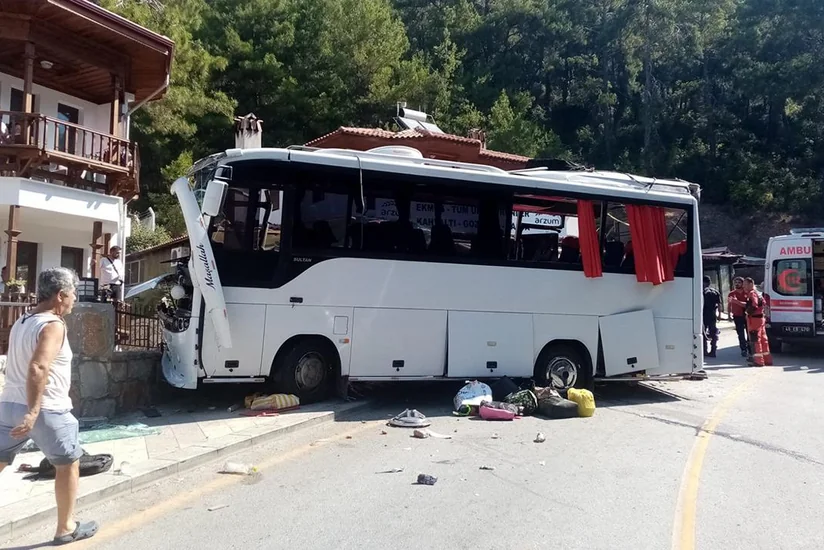 В турецкой Мугле в результате ДТП с туристическим автобусом погибли два человека