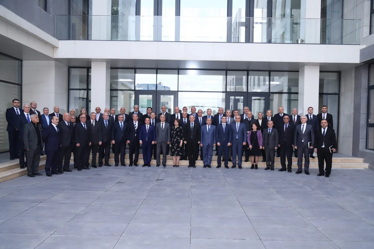 Baş prokuror veteran və pensiyaya çıxmış prokurorluq əməkdaşları ilə görüşüb