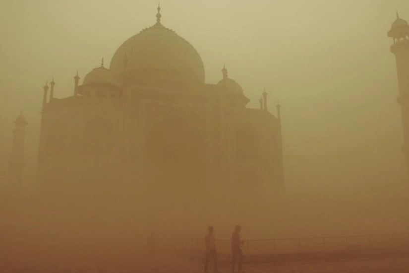 Smog in India engulfs Taj Mahal