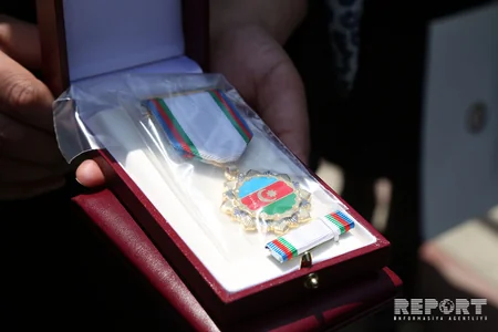 Air Forces Commander presents Azerbaijani flag order to father of martyr Tabriz Musazade - PHOTO