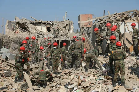 Gəncədə dağıntılar altında qalan şəxslərin xilasetmə əməliyyatı aparılır