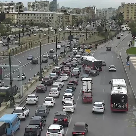 Bakının bir sıra yollarında tıxac yaranıb - SİYAHI