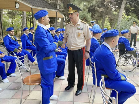 Müdafiə naziri hərbi hospitalda müalicə alan yaralılarla görüşüb