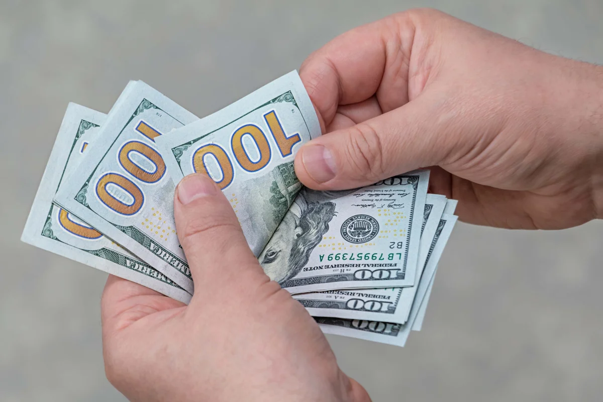 Şirkətin 423 min dollarını mənimsəməkdə təqsirləndirilən şəxsin məhkəməsi: Nellinin adına olan bank hesabları araşdırılmalıdır