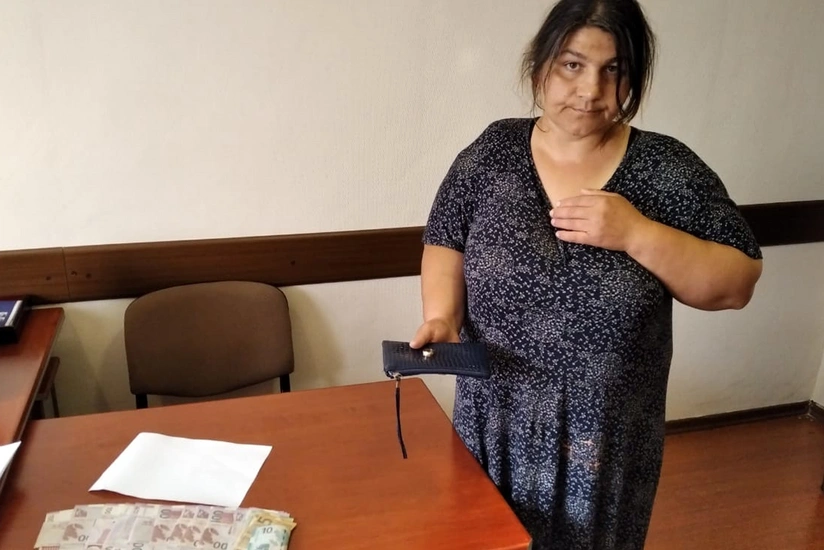 Qusar sakininin pulunu mənimsəyən falçı və əri saxlanılıb, avtomobillərində silah aşkarlanıb
