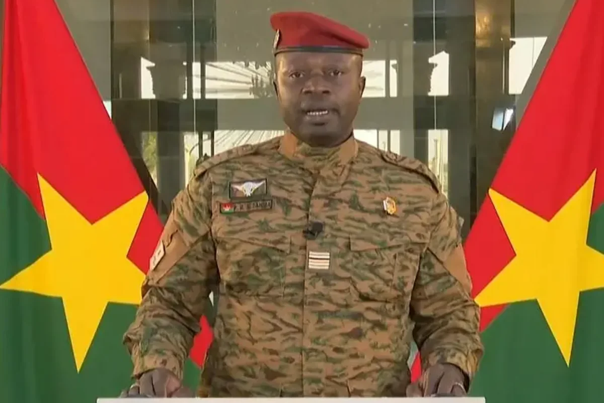 Burkina-Faso Prezidenti istefa verərək ölkəni tərk edib