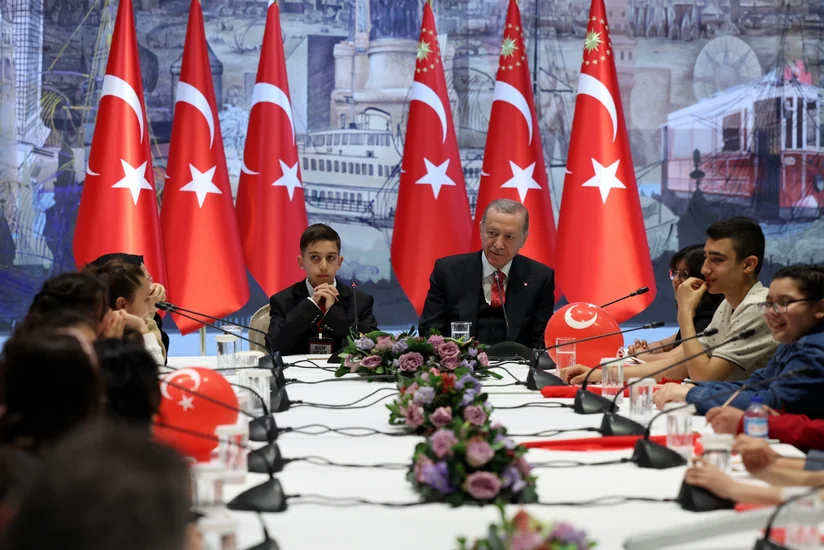 Ərdoğan Uşaq Bayramında zəlzələ qurbanları ilə görüşüb
