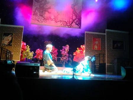 Rus Dram Teatrında Blisslər ailəsi eksentrik komediyasının premyerası olub