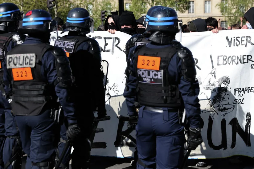 В Париже полицейский велопатруль применил оружие против подозрительного водителя