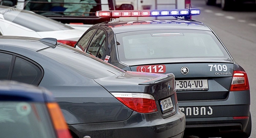 Gürcüstanda polis rəisi və müavininin istefasını tələb edən 3 nəfər ağzını tikib