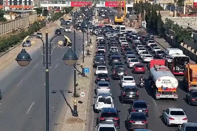 Bakının bir sıra yollarında nəqliyyatın sıxlığı müşahidə edilir