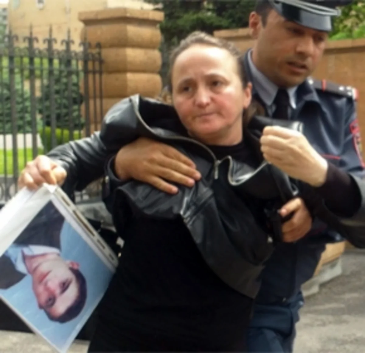 ​Ermənistanda ölən hərbçilərin anaları etriraz aksiyası keçirib - VİDEO