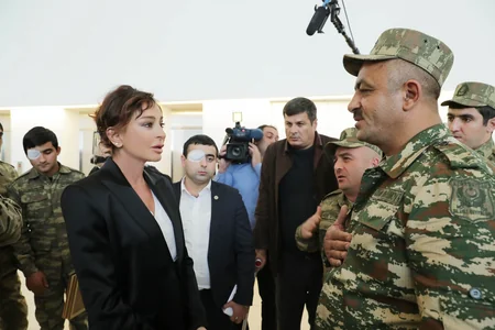 Мехрибан Алиева встретилась с военными, обеспеченными Фондом Гейдара Алиева высокотехнологичными протезами - ФОТО