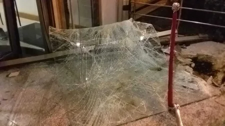 Bakıda yüksək sürətlə hərəkət edən “BMW” otelin giriş qapısına çırpılıb