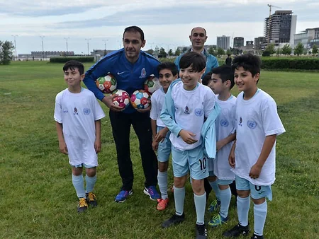 Azərbaycan millisinin futbolçuları uşaqlara master-klass keçiblər