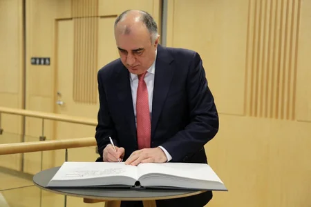Elmar Məmmədyarov Latviya Milli Kitabxanasına Dağlıq Qarabağla bağlı kitab hədiyyə edib