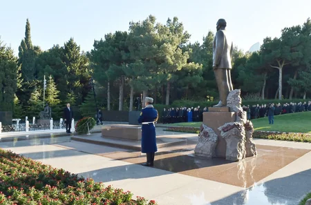 Prezident İlham Əliyev ümummilli lider Heydər Əliyevin məzarını ziyarət edib